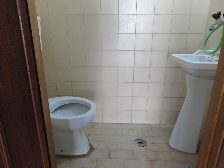 Garagem Box na Amora/Seixal junto à junta de freguesia de Amora