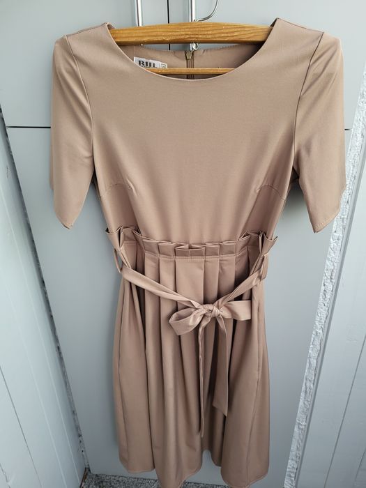 Красивое платье с коротким рукавом