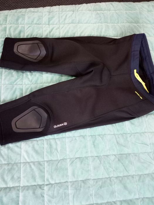 Calções e colete para surf idade 8-9 anos .