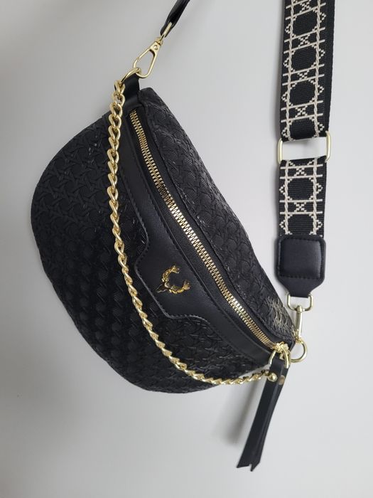 Torebka czarna nerka na pasku na zamku