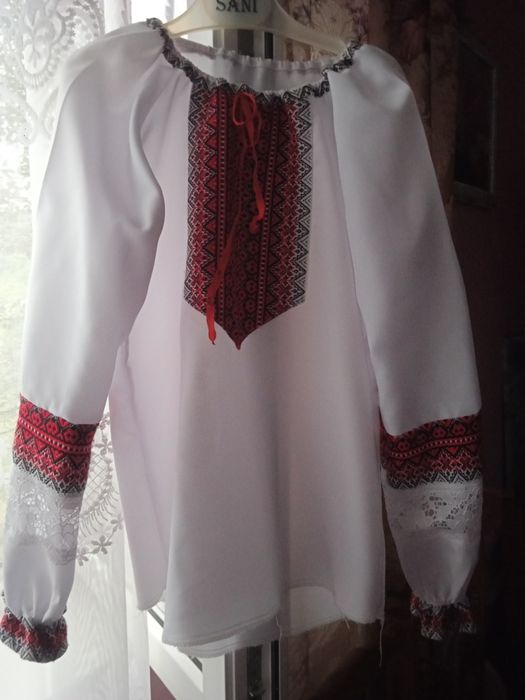 Вишитий костюм для дівчинки