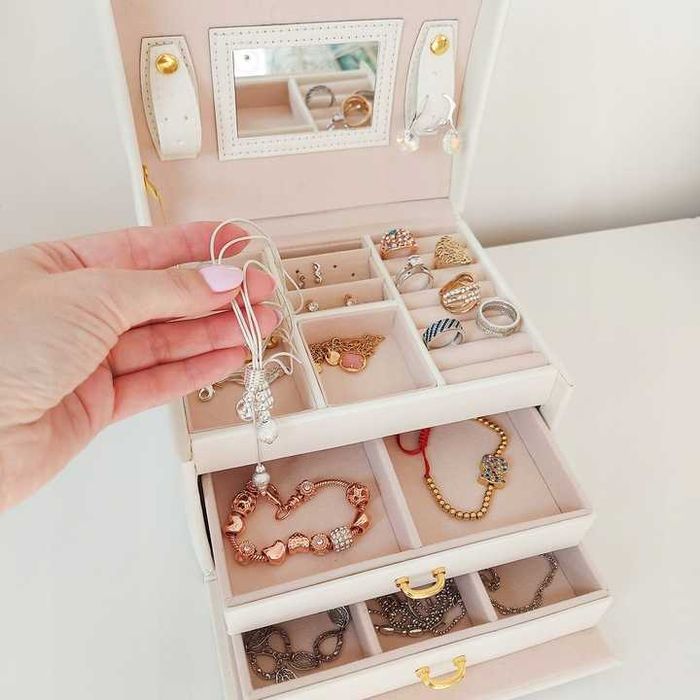 Praktyczna szkatułka na biżuterię beżowa z złotymi elementami