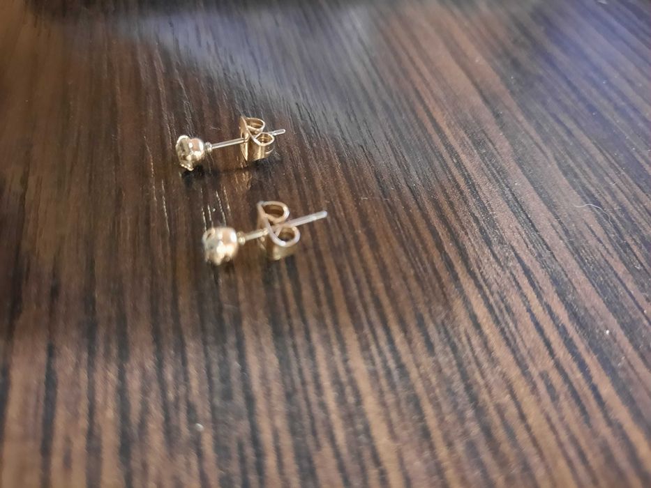 Сережки гвоздики с белыми камушками серьги бижутерия