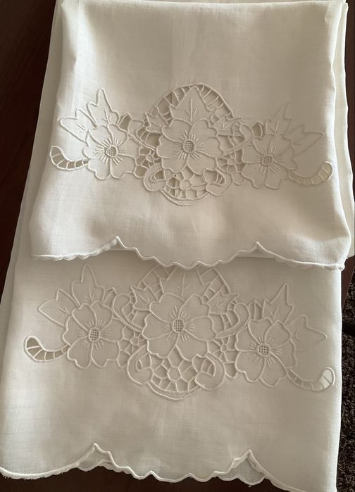 Conjunto 3 toalhas em linho puro, bordadas à mão