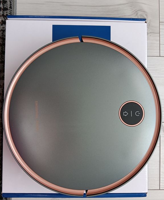 Robot sprzątający ze stacją ładującą