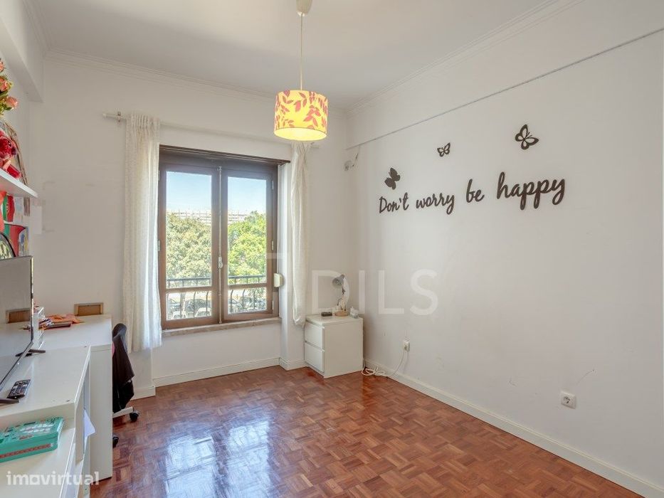 Apartamento T2 com varanda e elevador, em Oeiras.