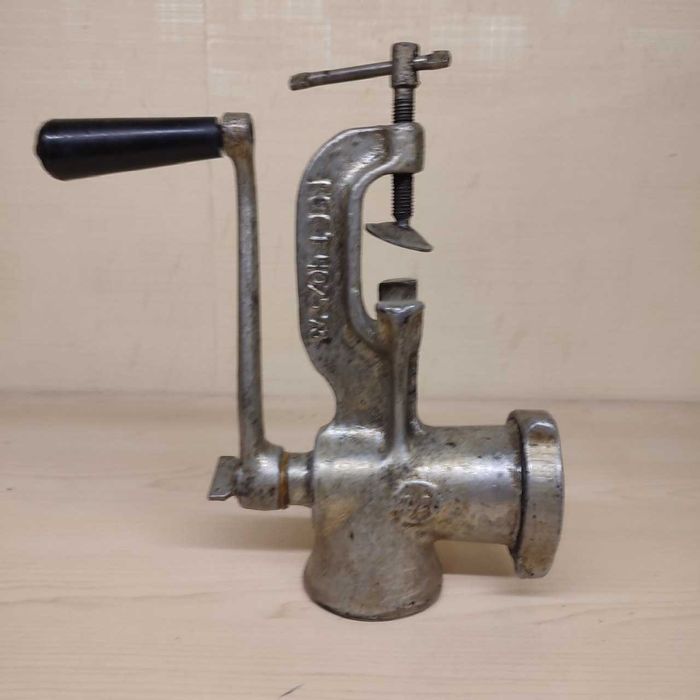 Мясорубка ручная ретро советская чугунная в отличном состоянии