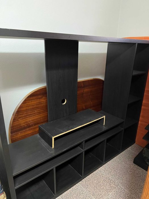 estante de televisão.