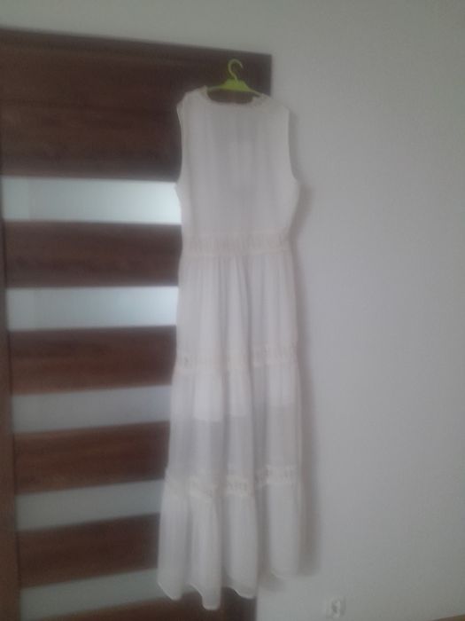 Śliczna biała koronkowa sukienka.