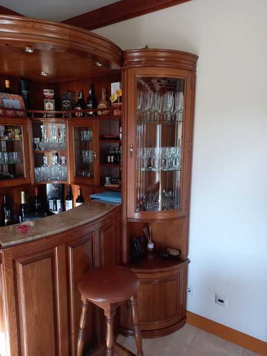 Móvel bar em madeira maciça