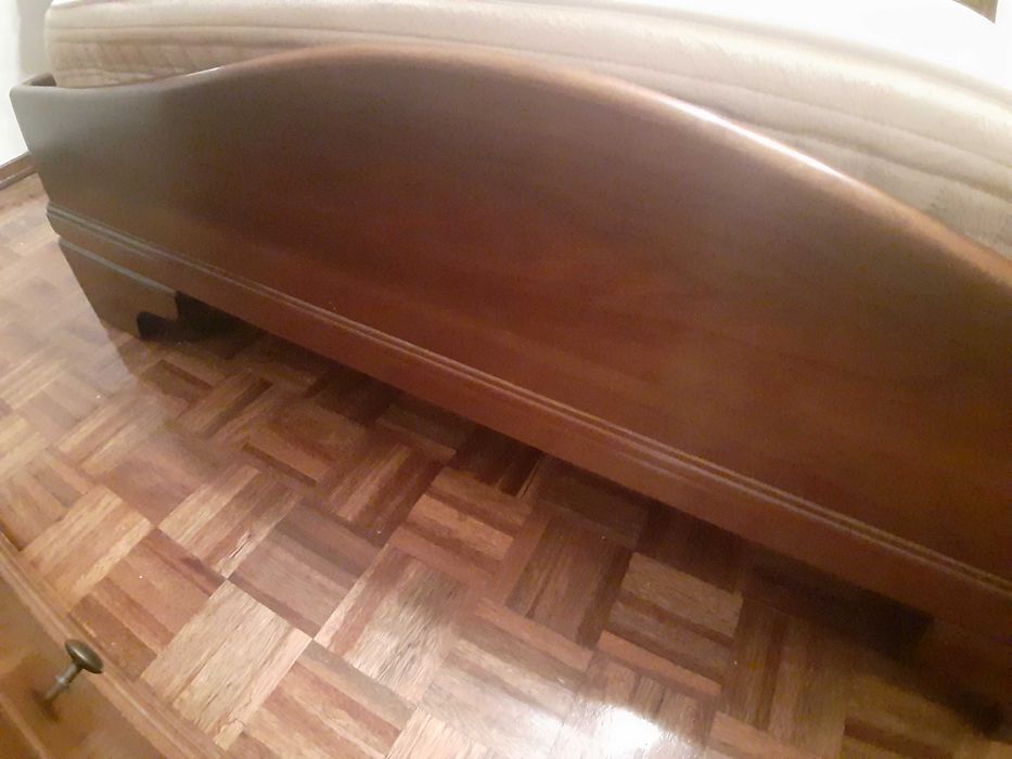 Cama de casal em cerejeira