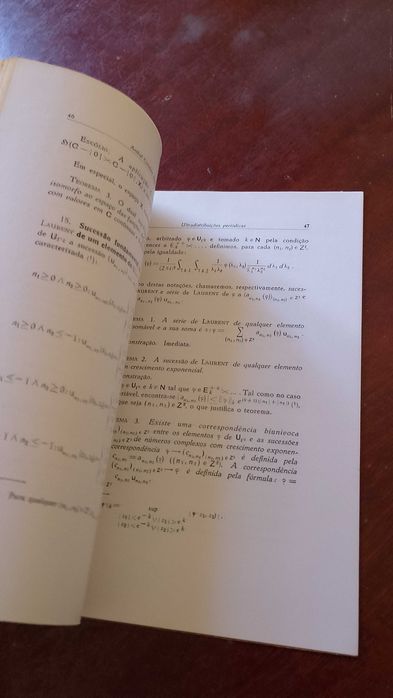 Ultradistribuições Periódicas 1965 Aníbal Coimbra Aires de Matos
