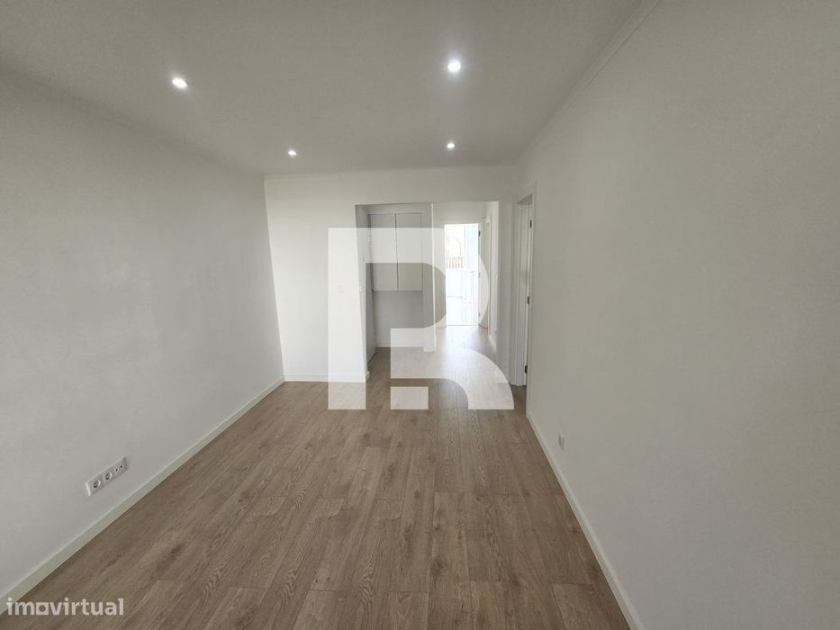 Apartamento T2 com varanda totalmente remodelado na Venteira
