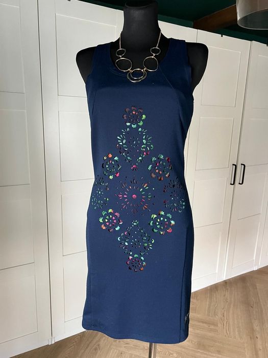 Granatowa sukienka midi z kolorowymi zdobieniami rozmiar 36 S Desigual