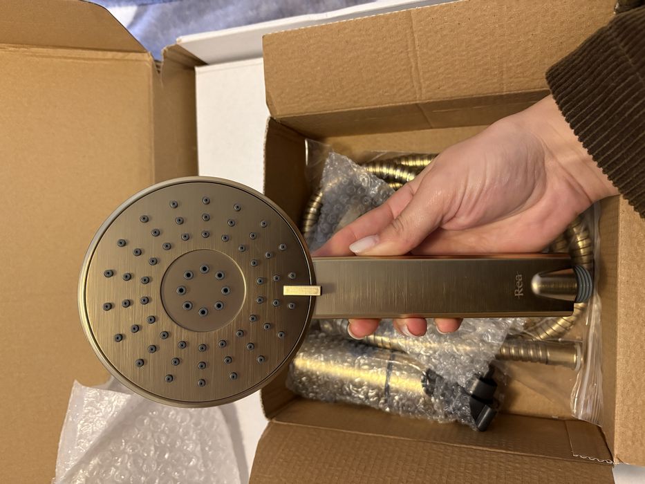 Coluna de chuveiro dourado escovado