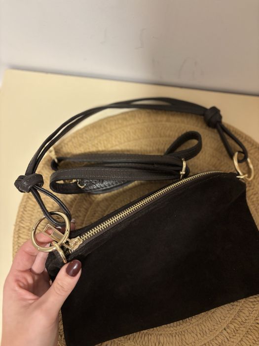 Przepiękna mała torebka z naturalnego zamszu czekolada Laura Biaggi