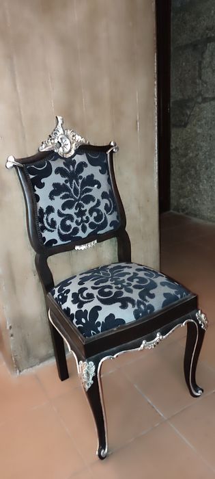 Cadeiras prateadas a folha e estofadas a damasco