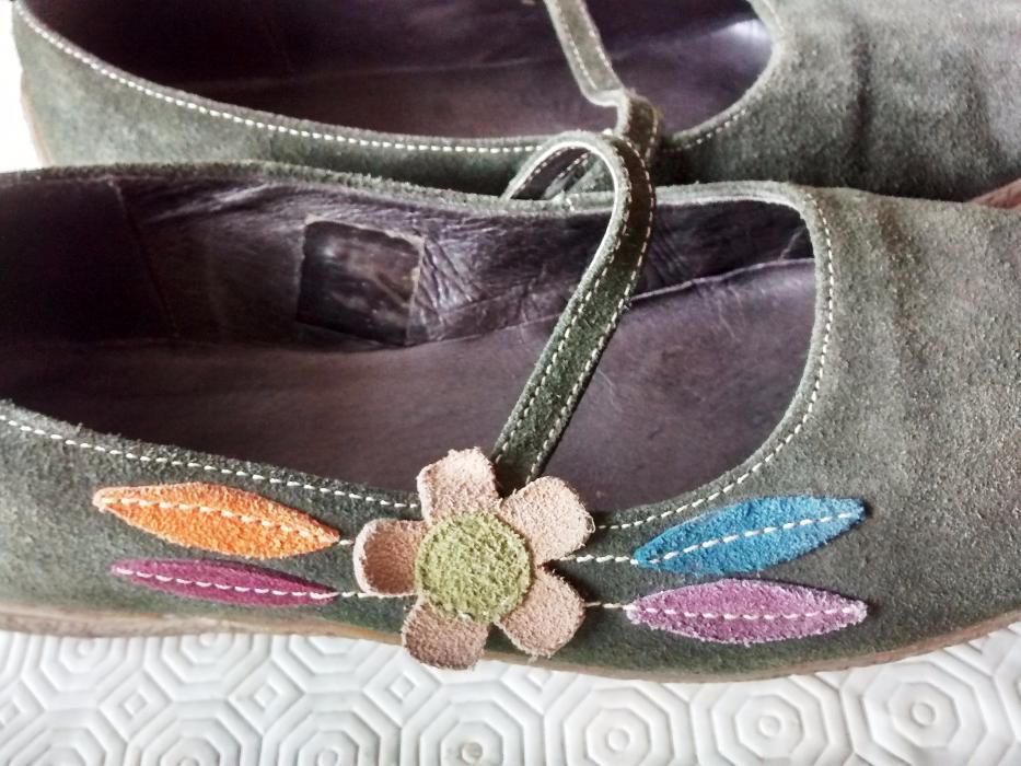Sapatos de Camurça como novos. Verde escuro com aplicações. número 40