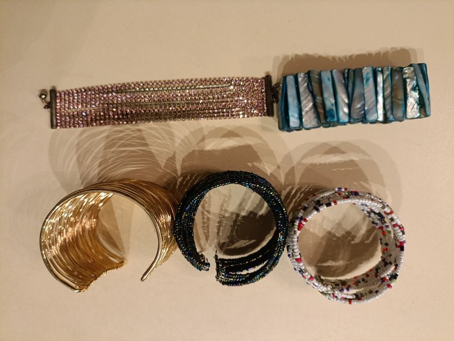 Біжутерія: буси, кольє, кліпси, браслет, брошки,