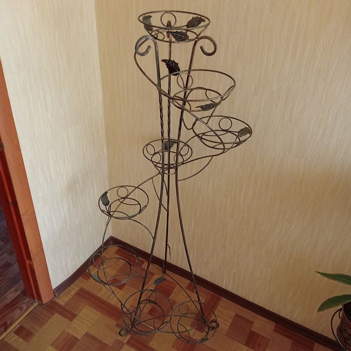 Кована  підставка  для квітів квітів