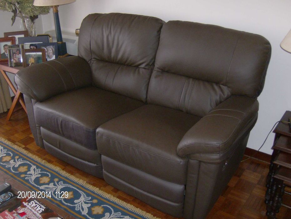 2 Maples de 2 lugares em pele castanhos , com 1,60X0,90X85