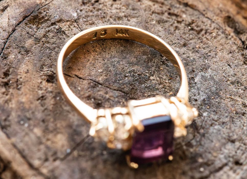 Anel antigo geométrico Art Déco em ouro 14k com ametista e diamantes