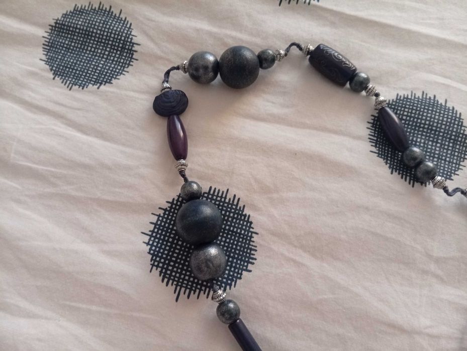 Colar com bolas em azul forte