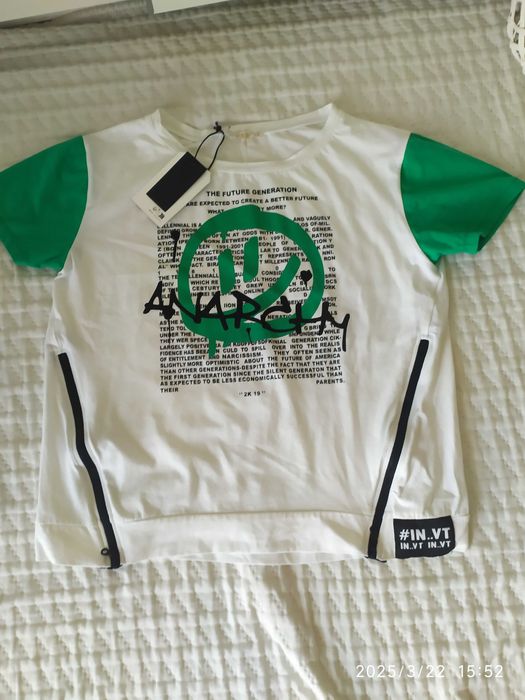 Biały T-shirt z ozdobnymi zameczkami