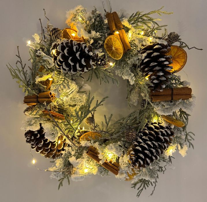 Wianek świąteczny LED z szyszkami cynamonem i suszonymi pomarańczami