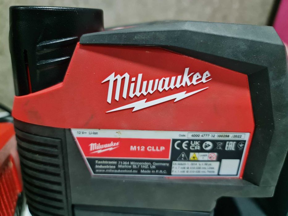 Laser Milwaukee + fita métrica digital.