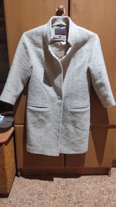 Жіноче пальто бежевого кольору