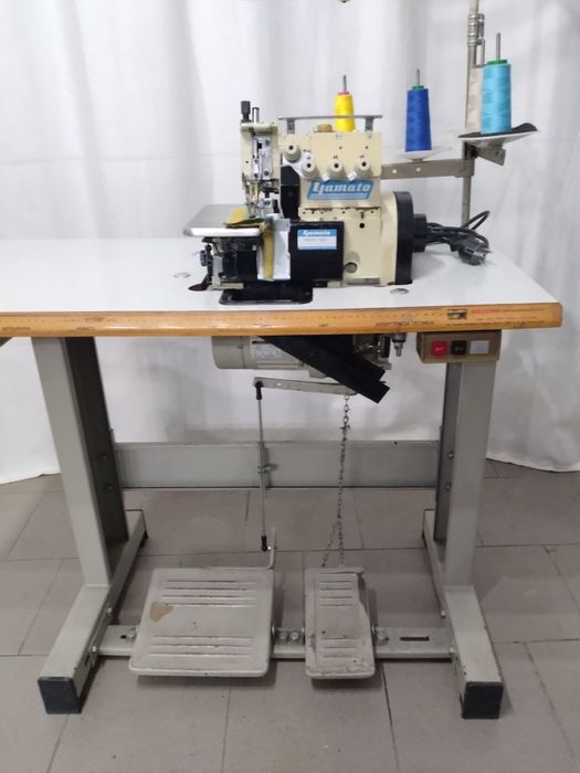 Máquina costura e corte e cose