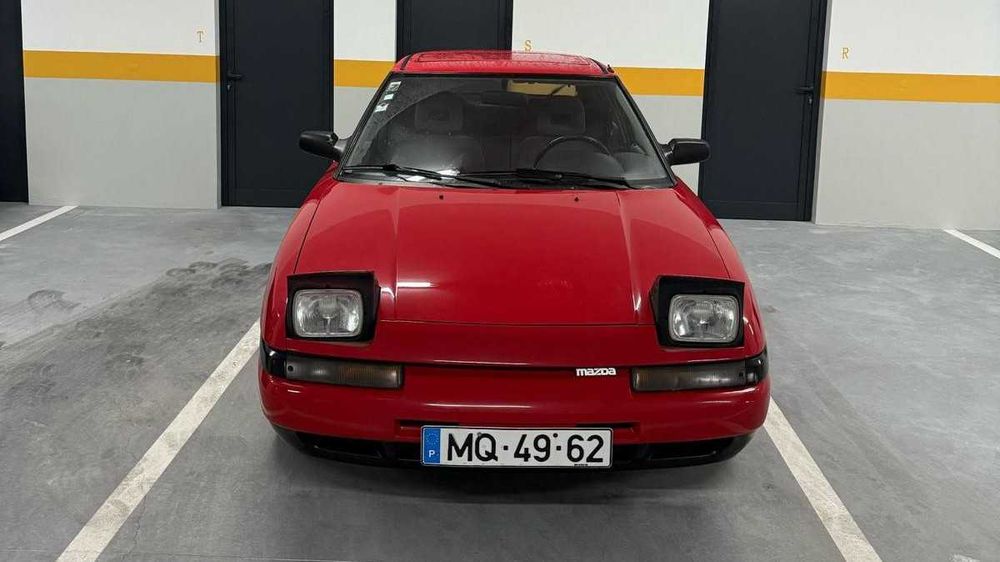 Mazda 323f Vermelho