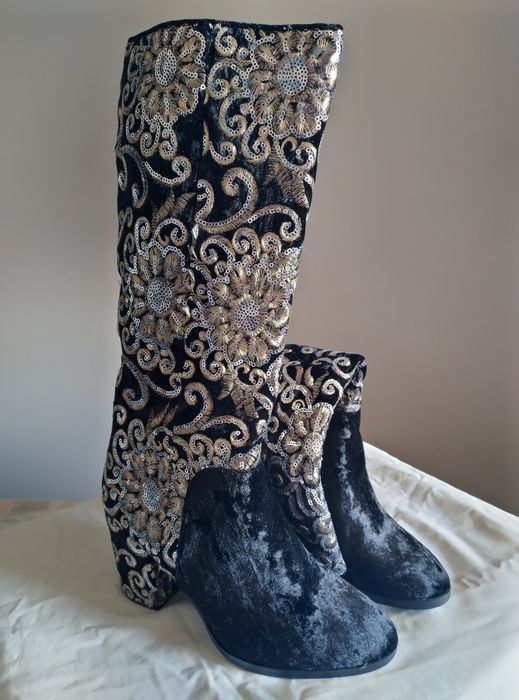 Botas Altas em Veludo com Bordados Luxo (Salto Grosso)