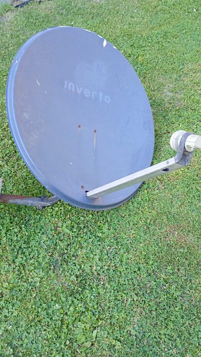 talerz do odbioru telewizji satelitarnej z konwerterem i hakiem do mocowania