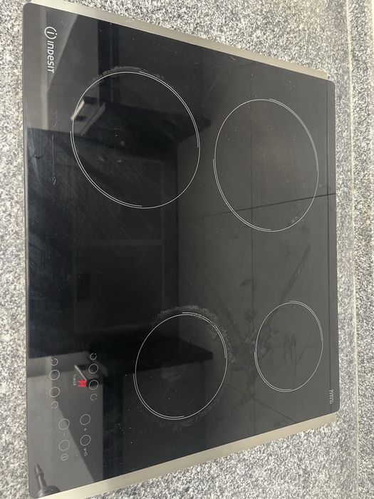 Placa vitrocerâmica 4 zonas de calor 6700 W 58 x 51 cm preto Indesit RI 161