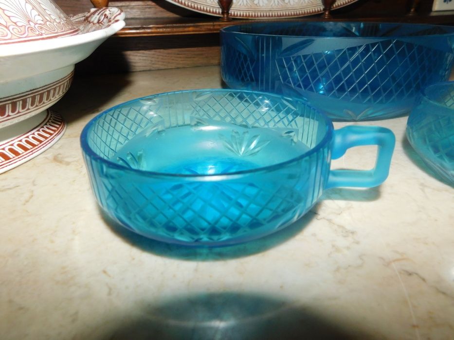 Taça em vidro lapidado em azul turquesa