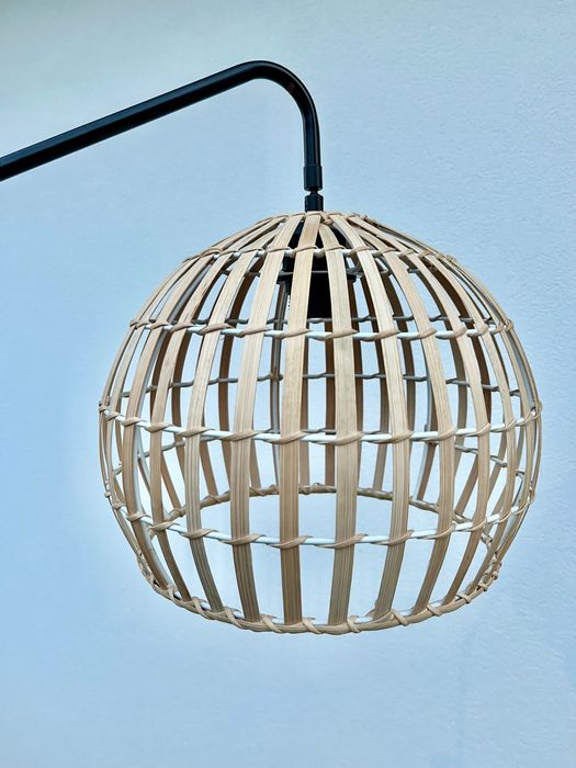 Aplique parede em metal e bambu