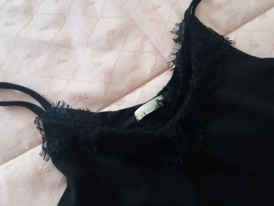 Blusa preta de alças