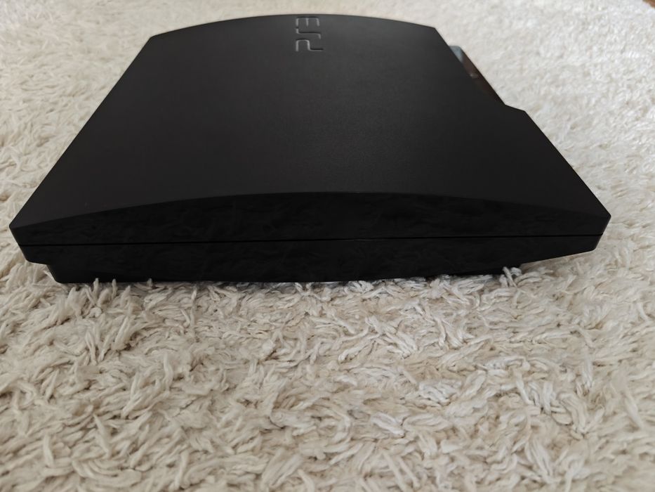 Продам оригінальну приставку Playstation 3Slim об'ємом пам'яті 120 Гб