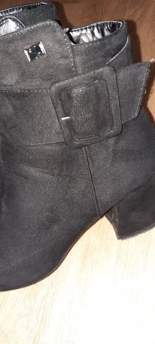 Botas em pele camurça