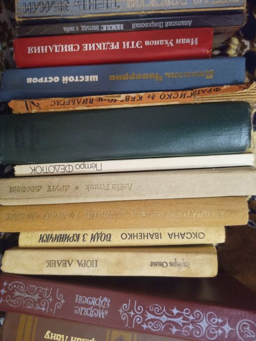 Книги різні: класика, романи, дитячі книги і мемуари, избрание