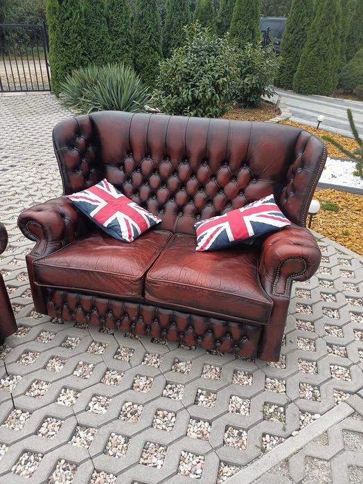 Klasyczny Komplet Chesterfield (Sofa 2-osobowa + Fotel Uszak) • 100% Skóra Naturalna • Made in UK