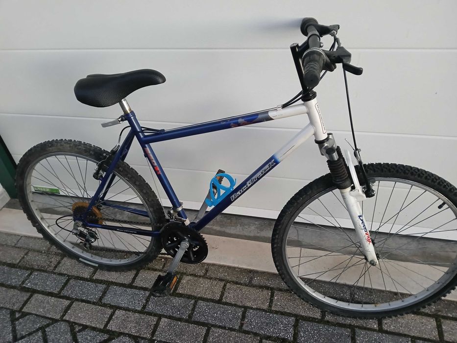 Bicicleta com amortecedores em bom estado