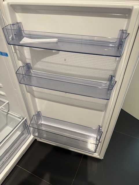 Refrigerator Congelador Alto Indesit Volume 212 L