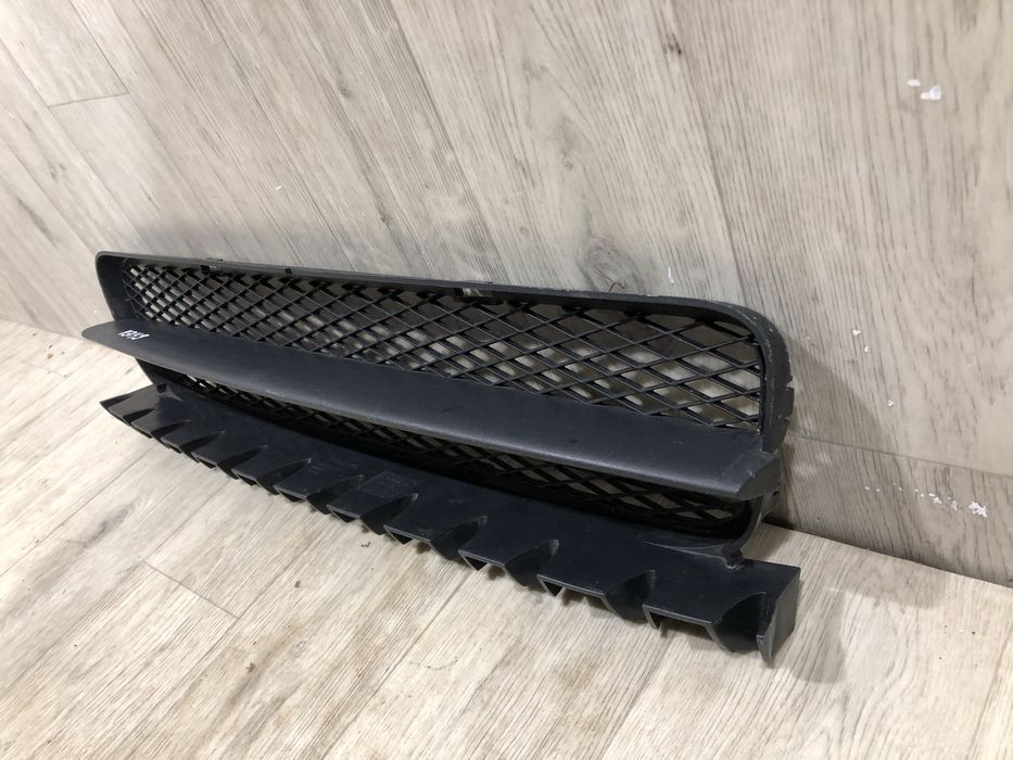Бампер передний Решетка средняя Volvo C70 2 ( 2006 - 2010 г.) решітка