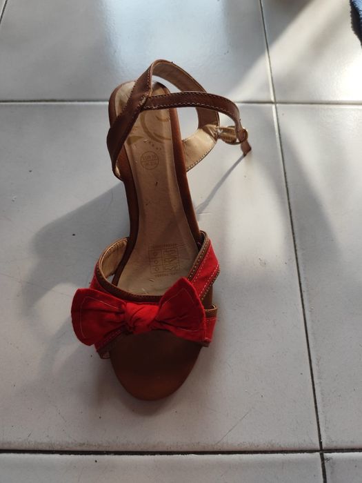 Sandálias de verão com tacão de cunha em imitação de cortiça