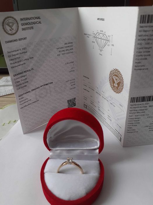 Pierścionek zaręczynowy z diamentem