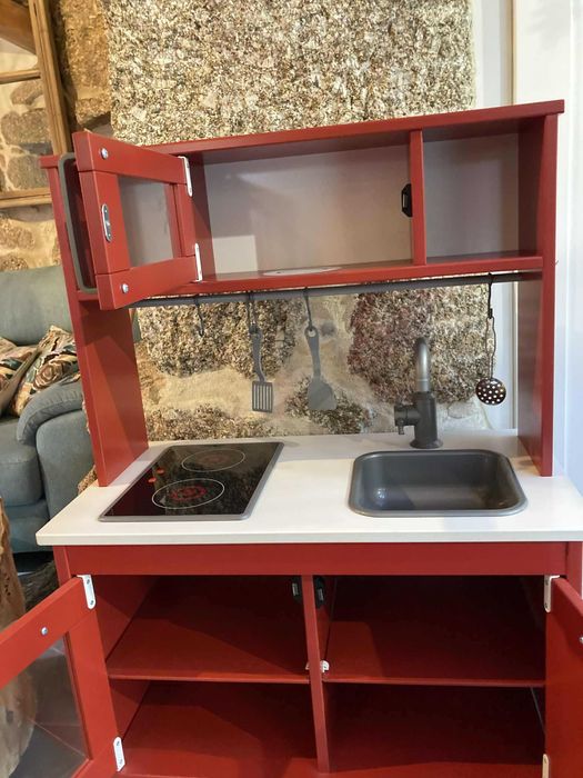 Cozinha de criança IKEA vermelha