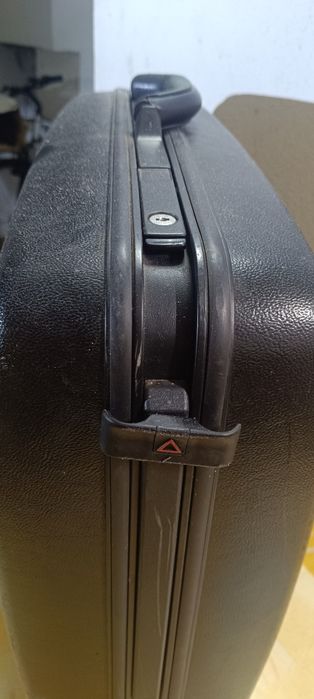 Mala  Samsonite Silhouette 4 apresenta um compartimento interior amplo com revestimento geométrico prateado e divisórias de tecido